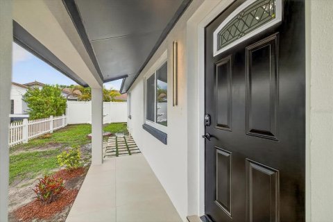 House in Tampa, Florida 4 bedrooms, 114.83 sq.m. № 1835815 - photo 11