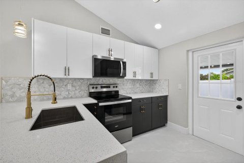 House in Tampa, Florida 4 bedrooms, 114.83 sq.m. № 1835815 - photo 16