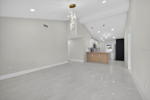 House in Tampa, Florida 4 bedrooms, 114.83 sq.m. № 1835815 - photo 13