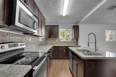 Villa ou maison à louer à Hollywood, Floride: 3 chambres, 92.72 m2 № 1994145 - photo 2