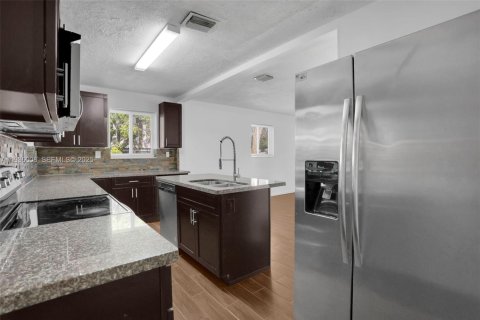 Villa ou maison à louer à Hollywood, Floride: 3 chambres, 92.72 m2 № 1994145 - photo 4