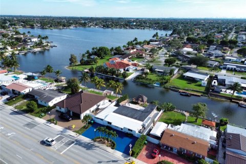 Снять в аренду виллу или дом в Хайалиа, Флорида 2 спальни, 167.41м2, № 1991530 - фото 1