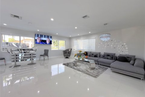 Снять в аренду виллу или дом в Хайалиа, Флорида 2 спальни, 167.41м2, № 1991530 - фото 7