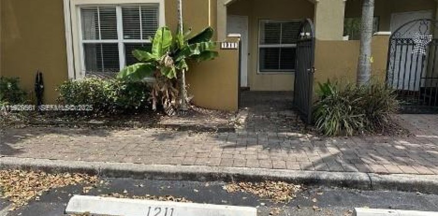 Condominio en Tamarac, Florida, 3 dormitorios № 1990864