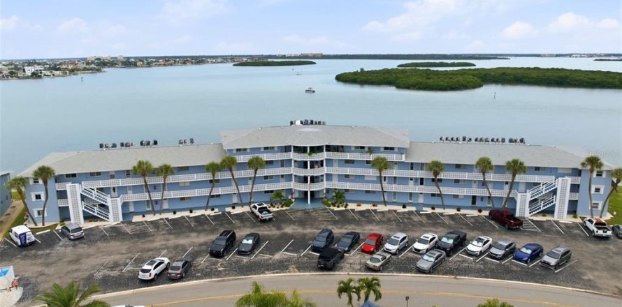 Condominio en Treasure Island, Florida, 2 dormitorios  № 2396520