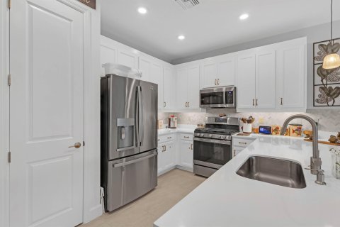 House in Port St. Lucie, Florida 3 bedrooms, 162.86 sq.m. № 2409237 - photo 6