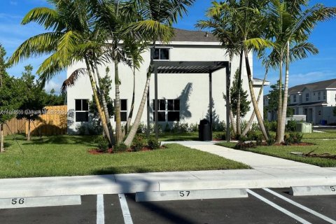 Townhouse in Florida City, Florida 3 bedrooms, 133.13 sq.m. № 1704698 - photo 1