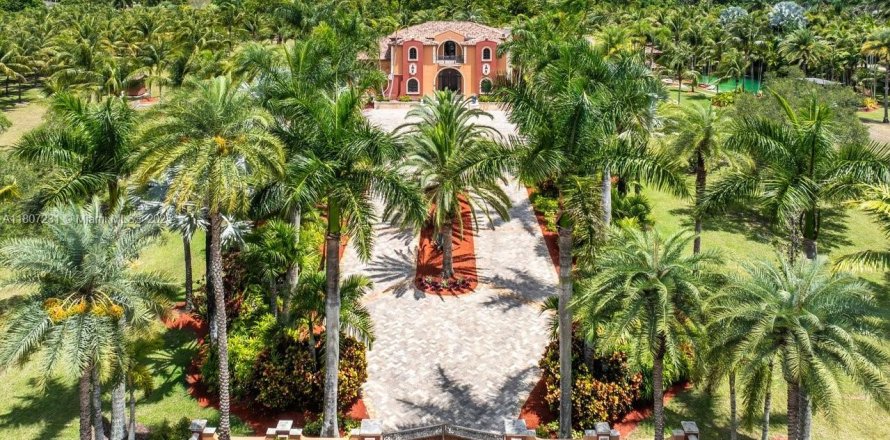 Commercial property in Homestead, Florida № 1748886