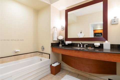 Condominio en venta en Sunny Isles Beach, Florida, 61.69 m2 № 2006092 - foto 11