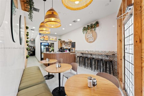 Commercial property in Miami, Florida № 1972989 - photo 2