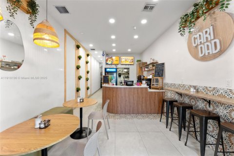 Commercial property in Miami, Florida № 1972989 - photo 1