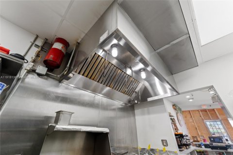 Commercial property in Miami, Florida № 1972989 - photo 13