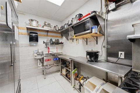 Commercial property in Miami, Florida № 1972989 - photo 9