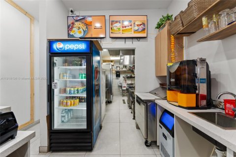 Commercial property in Miami, Florida № 1972989 - photo 6