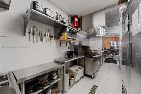 Commercial property in Miami, Florida № 1972989 - photo 11