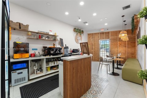 Commercial property in Miami, Florida № 1972989 - photo 4