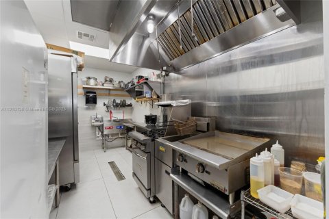 Commercial property in Miami, Florida № 1972989 - photo 8