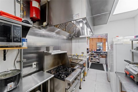 Commercial property in Miami, Florida № 1972989 - photo 12