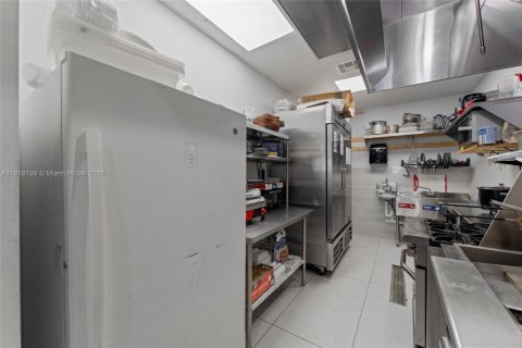 Commercial property in Miami, Florida № 1972989 - photo 7