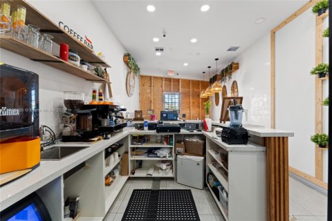 Commercial property in Miami, Florida № 1972989 - photo 5