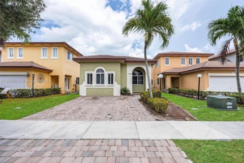 House in Homestead, Florida 3 bedrooms, 111.48 sq.m. № 1752671 - photo 1