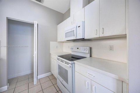 House in Homestead, Florida 3 bedrooms, 111.48 sq.m. № 1752671 - photo 9
