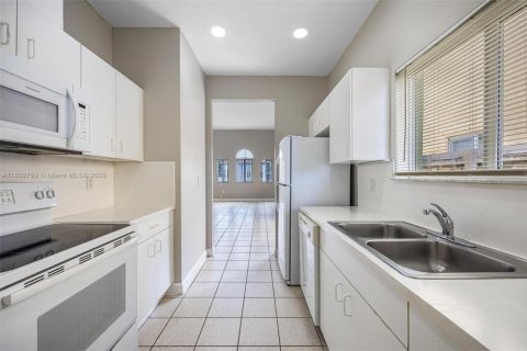 House in Homestead, Florida 3 bedrooms, 111.48 sq.m. № 1752671 - photo 2