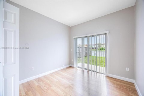 House in Homestead, Florida 3 bedrooms, 111.48 sq.m. № 1752671 - photo 12