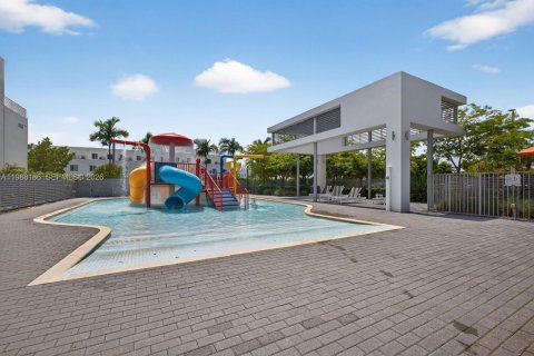 Townhouse in LANDMARK in Doral, Florida 4 bedrooms, 168.34 sq.m. № 2064144 - photo 25