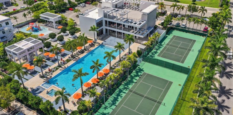 Townhouse in LANDMARK in Doral, Florida 4 bedrooms, 168.34 sq.m. № 2064144