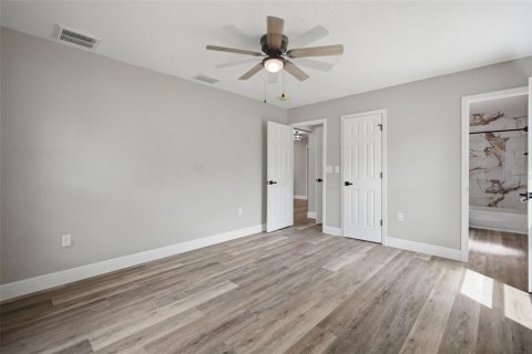 House in Weeki Wachee, Florida 3 bedrooms, 124.49 sq.m. № 2208286 - photo 18