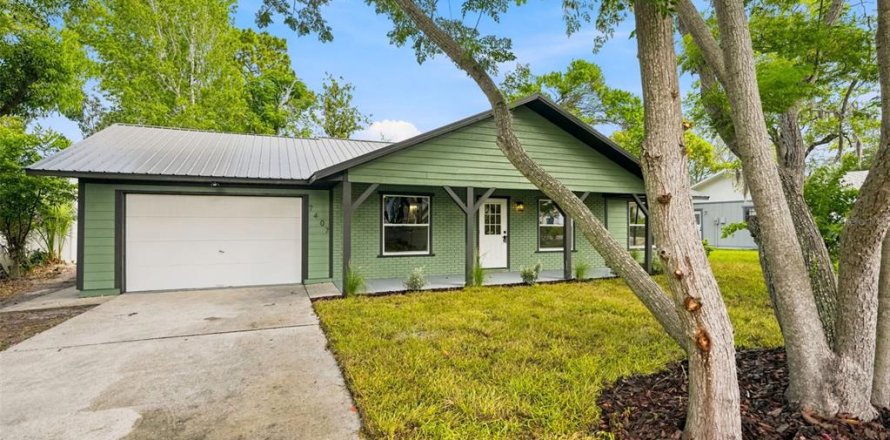 House in Weeki Wachee, Florida 3 bedrooms, 124.49 sq.m. № 2208286