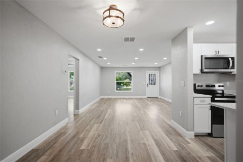 House in Weeki Wachee, Florida 3 bedrooms, 124.49 sq.m. № 2208286 - photo 8