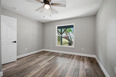 House in Weeki Wachee, Florida 3 bedrooms, 124.49 sq.m. № 2208286 - photo 16