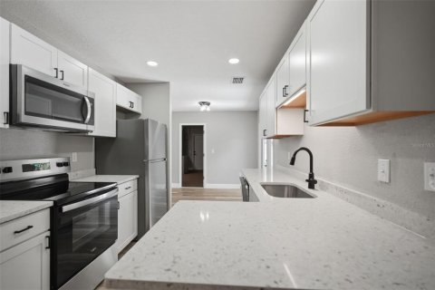 House in Weeki Wachee, Florida 3 bedrooms, 124.49 sq.m. № 2208286 - photo 2