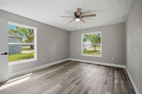 House in Weeki Wachee, Florida 3 bedrooms, 124.49 sq.m. № 2208286 - photo 17