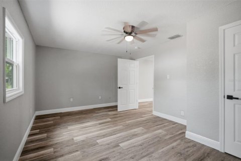 House in Weeki Wachee, Florida 3 bedrooms, 124.49 sq.m. № 2208286 - photo 22