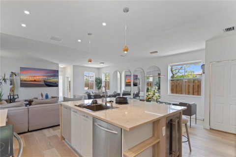 House in Miami, Florida 5 bedrooms, 207.45 sq.m. № 1638574 - photo 7