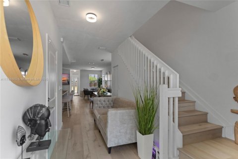 House in Miami, Florida 5 bedrooms, 207.45 sq.m. № 1638574 - photo 3