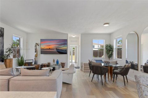 House in Miami, Florida 5 bedrooms, 207.45 sq.m. № 1638574 - photo 19