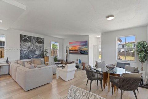 House in Miami, Florida 5 bedrooms, 207.45 sq.m. № 1638574 - photo 20