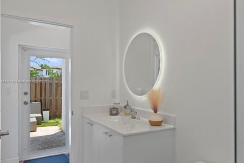 House in Miami, Florida 5 bedrooms, 207.45 sq.m. № 1638574 - photo 23