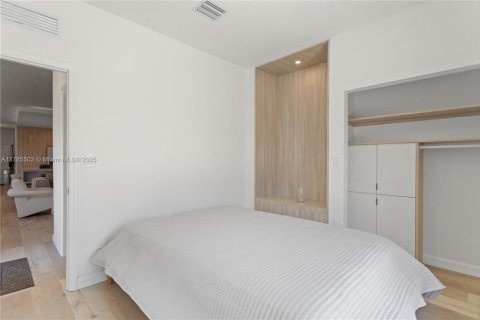 House in Miami, Florida 5 bedrooms, 207.45 sq.m. № 1638574 - photo 25