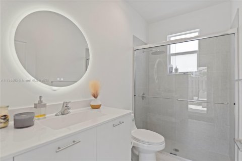 House in Miami, Florida 5 bedrooms, 207.45 sq.m. № 1638574 - photo 22