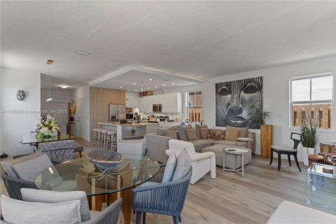 House in Miami, Florida 5 bedrooms, 207.45 sq.m. № 1638574 - photo 8