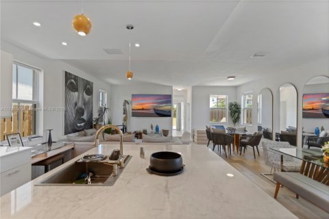 House in Miami, Florida 5 bedrooms, 207.45 sq.m. № 1638574 - photo 16