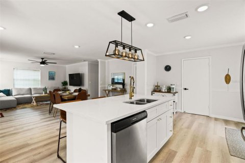 House in Tampa, Florida 3 bedrooms, 117.89 sq.m. № 1846679 - photo 9