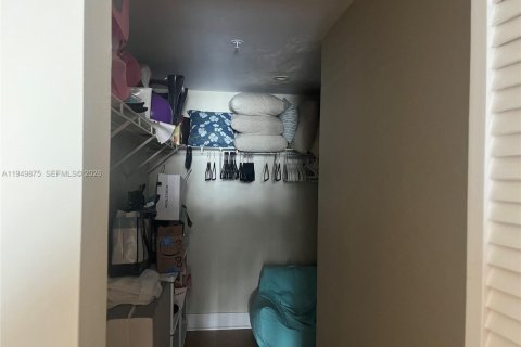 Condominio en alquiler en Miami, Florida, 1 dormitorio, 127.83 m2 № 2153051 - foto 3