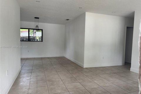 House in Hialeah, Florida 3 bedrooms, 107.4 sq.m. № 2087099 - photo 4