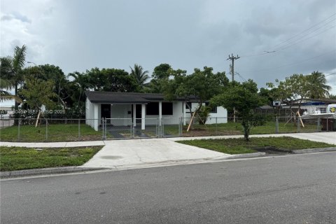 House in Hialeah, Florida 3 bedrooms, 107.4 sq.m. № 2087099 - photo 2